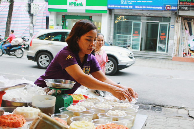 nguoi ha noi day som xep hang cho mua banh troi banh chay don tet han thuc