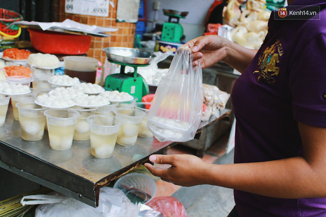 nguoi ha noi day som xep hang cho mua banh troi banh chay don tet han thuc