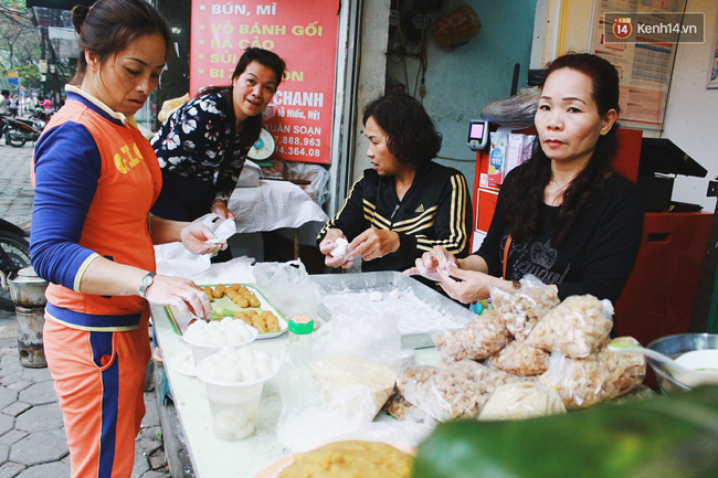 nguoi ha noi day som xep hang cho mua banh troi banh chay don tet han thuc