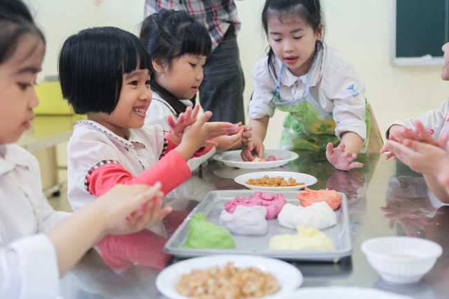 ngam cac be hao hung nan banh troi xinh xinh cho ngay tet han thuc
