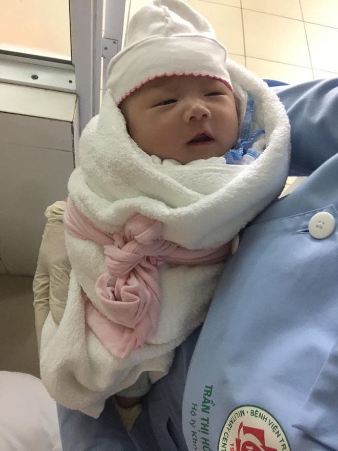 ha noi truy tim nguoi dan ong 30 tuoi dem be trai so sinh den benh vien nho nguoi trong roi bo di