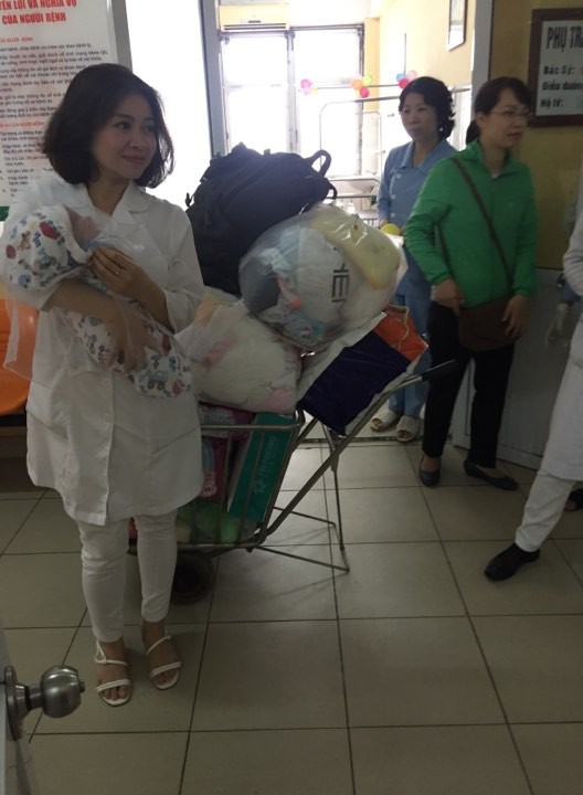 ha noi truy tim nguoi dan ong 30 tuoi dem be trai so sinh den benh vien nho nguoi trong roi bo di