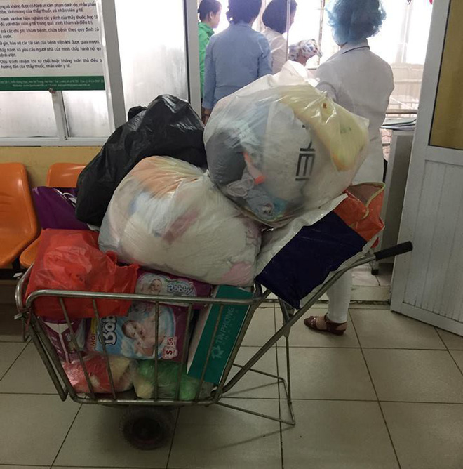 ha noi truy tim nguoi dan ong 30 tuoi dem be trai so sinh den benh vien nho nguoi trong roi bo di