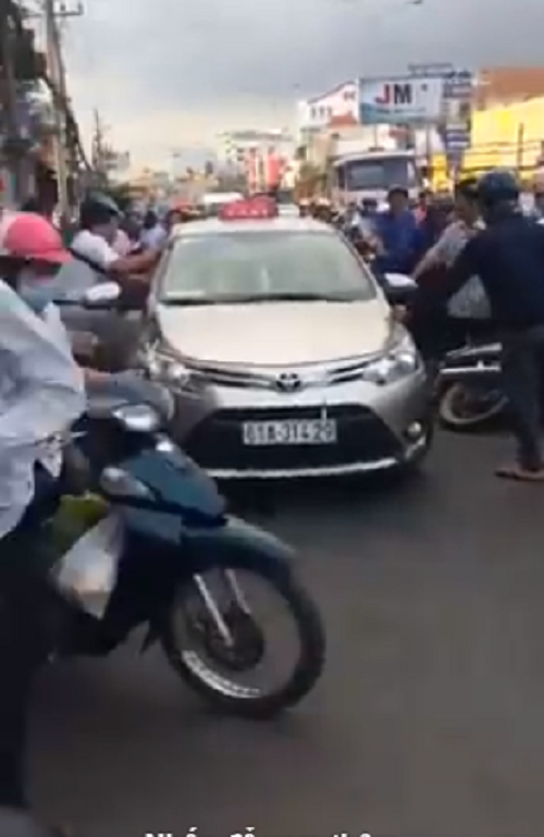 binh duong chay au tong nga co gai tai xe taxi co thu tren xe roi nhan luc khong ai de y voi lai xe bo chay