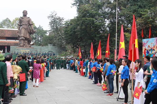 xuc dong khoanh khac tien tan binh len duong nhap ngu