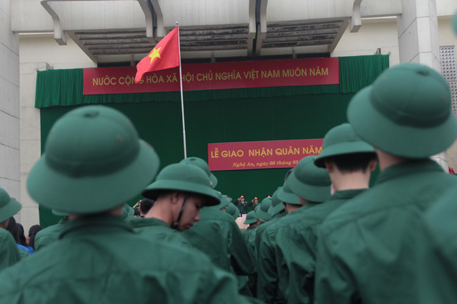 chum anh khoanh khac cac em nho cung nguoi than ra tien tan binh nhap ngu