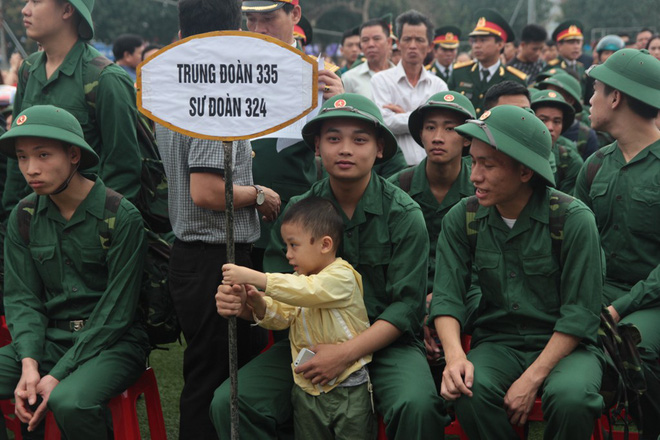 chum anh khoanh khac cac em nho cung nguoi than ra tien tan binh nhap ngu