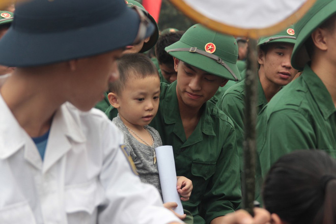 chum anh khoanh khac cac em nho cung nguoi than ra tien tan binh nhap ngu