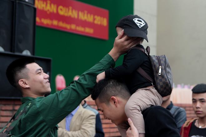 chum anh khoanh khac cac em nho cung nguoi than ra tien tan binh nhap ngu