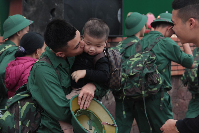 chum anh khoanh khac cac em nho cung nguoi than ra tien tan binh nhap ngu