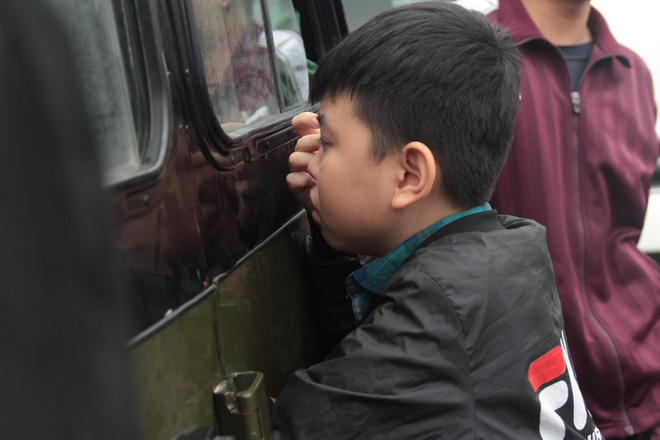 chum anh khoanh khac cac em nho cung nguoi than ra tien tan binh nhap ngu