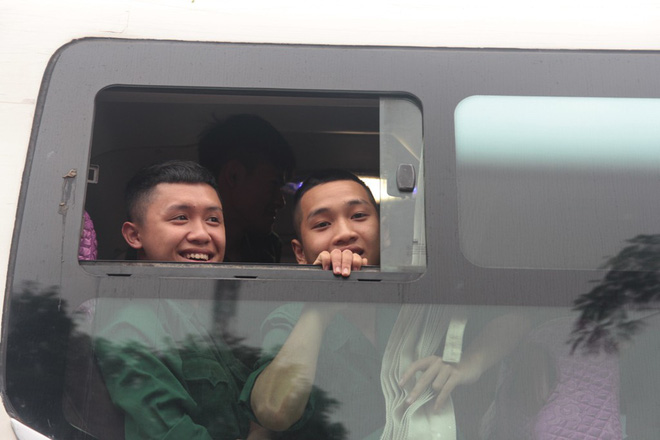 chum anh khoanh khac cac em nho cung nguoi than ra tien tan binh nhap ngu