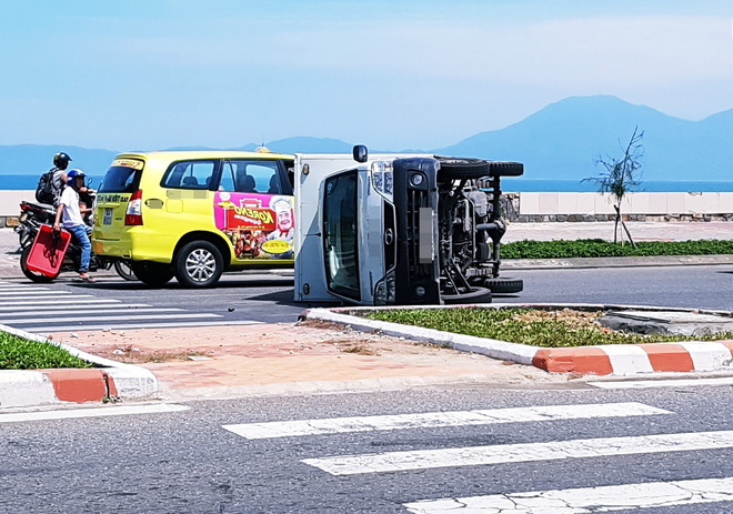 bi ninja tat dau xe tai thang gap lat nghieng giua duong pho da nang