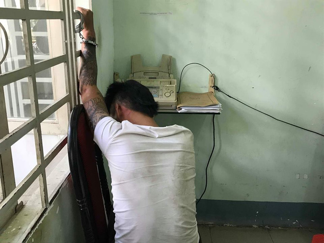 nhan chung ke giay phut chien si csgt bi o to cho thuoc la lau tong vang xuong duong