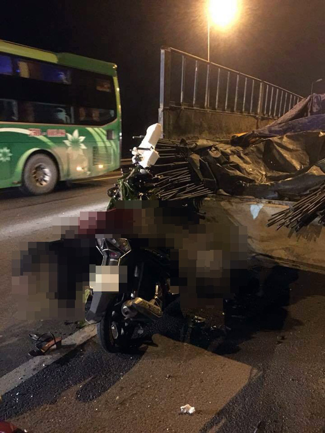 xe may va vao oto do ben duong chong chet vo va con gai bi thuong