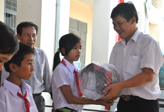 nam 2017 phi chinh phu ho tro hang chuc ty dong khen thuong cho hoc sinh sinh vien quang nam