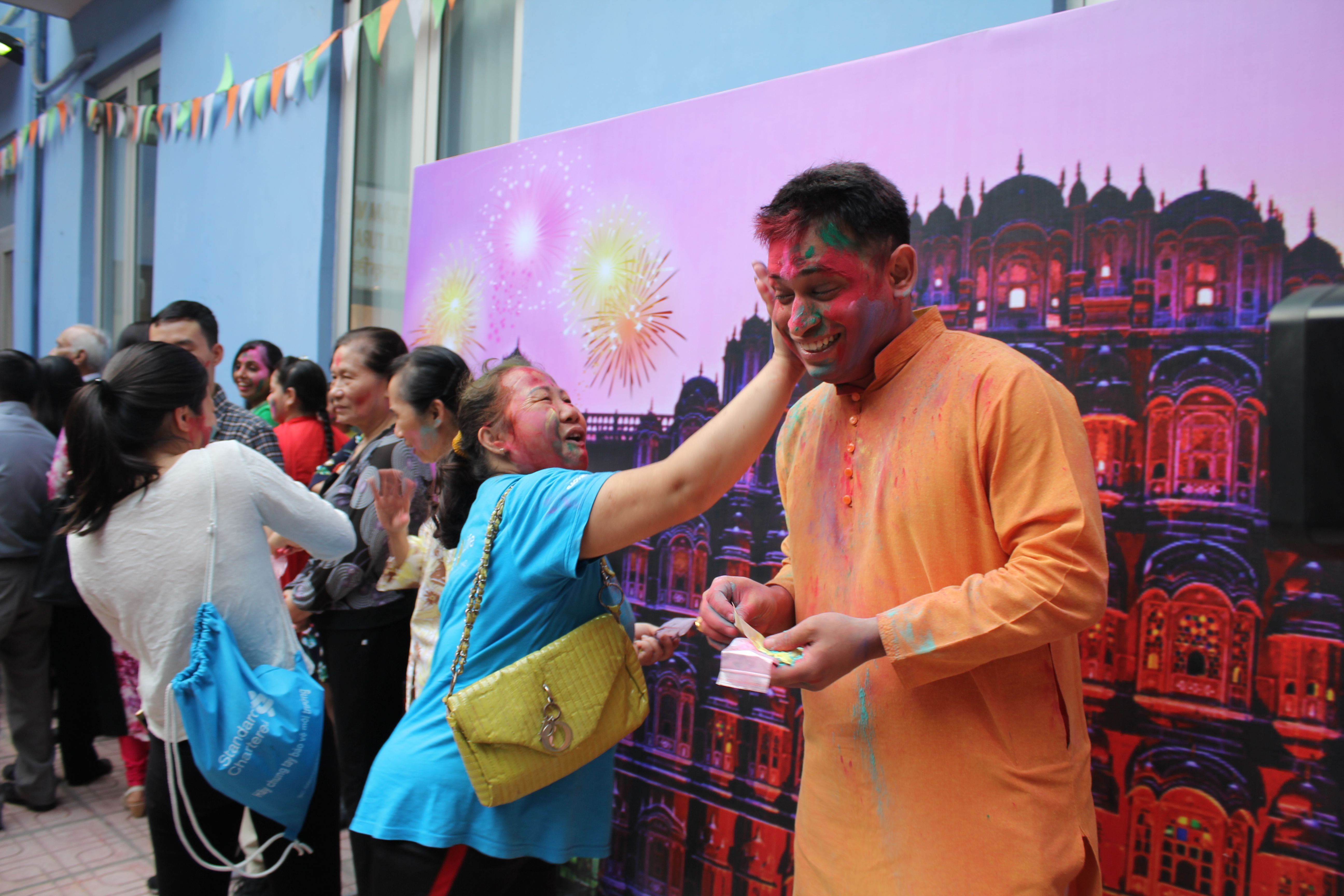 ruc ro sac mau tai le hoi holi cua an do