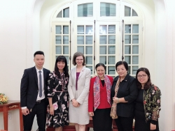 sinh vien khanh hoa hao hung nghe nu quan nhan canada ke chuyen
