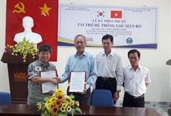 hoi svca trao hon 100 trieu dong ho tro tre em khong may man tai ben tre