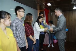 mot gia dinh nguoi anh 17 nam giup do tre tu ky o viet nam