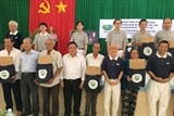 hoi svca trao hon 100 trieu dong ho tro tre em khong may man tai ben tre