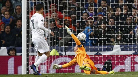 ronaldo toa sang lap hat trick dua real madrid vao ban ket