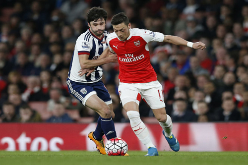 mesut oezil bi loai khoi doi hinh ngoai hang anh 2015 2016