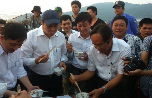 chu tich da nang an ca nuc hap ngay cang ca