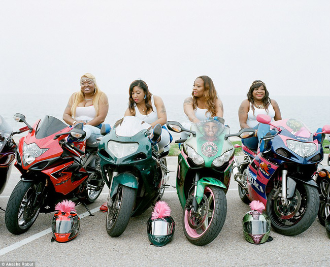 cau lac bo mo to phan khoi lon nha khoi hong quy tu nhung nu biker chat hon nuoc cat