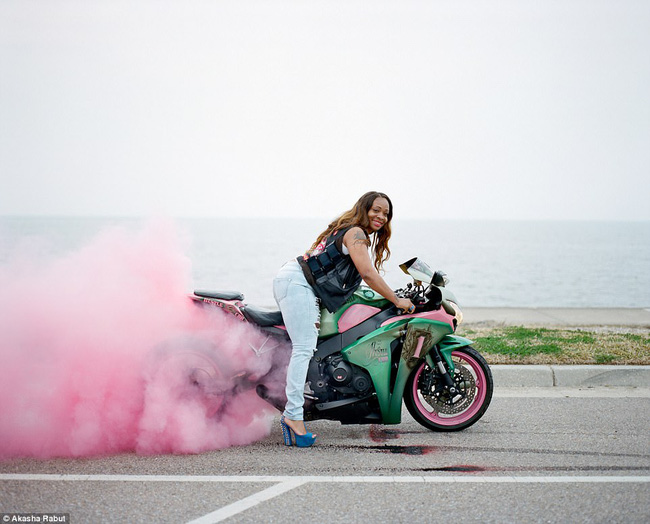 cau lac bo mo to phan khoi lon nha khoi hong quy tu nhung nu biker chat hon nuoc cat