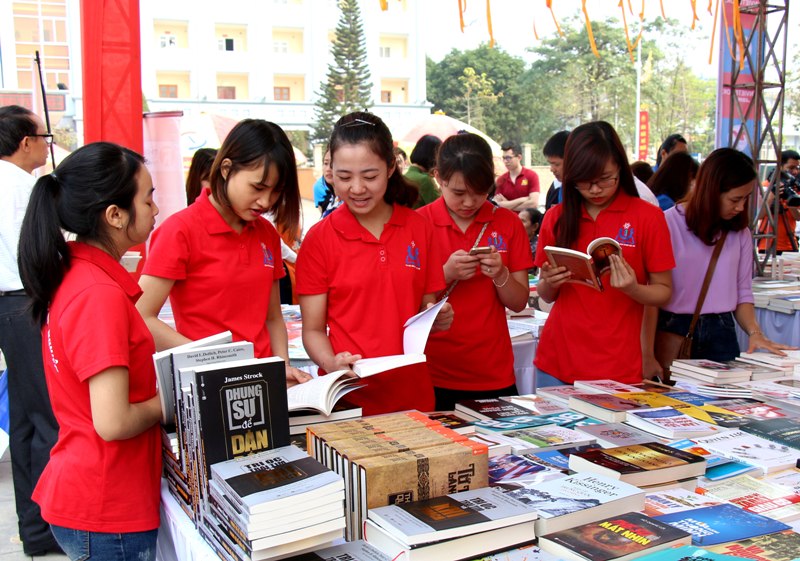 nhieu hoat dong ben le dac sac dip le hoi den hung 2017