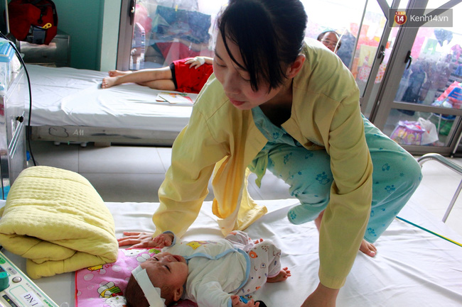 xot thuong be gai 6 thang tuoi chi nang 4kg lai phai chiu nhieu di tat tren co the