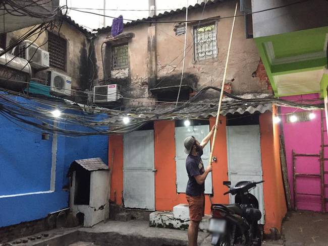 chang trai tay nhuom mau moi cho con ngo cu tren pho co ha noi