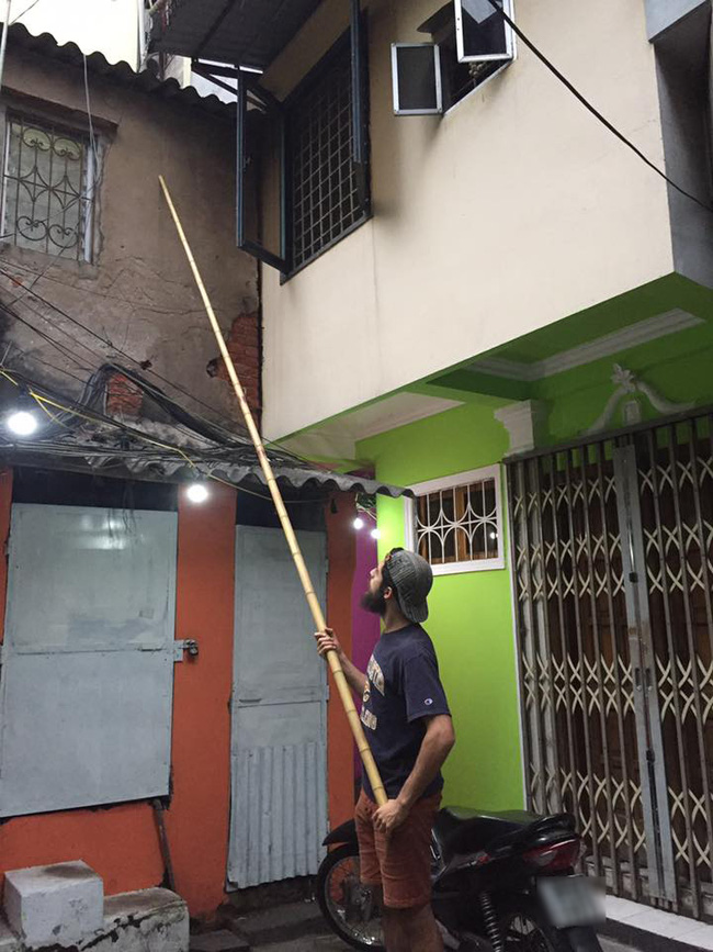 chang trai tay nhuom mau moi cho con ngo cu tren pho co ha noi