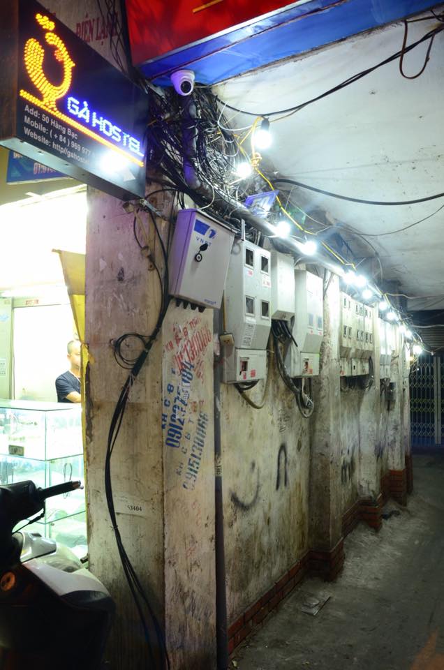 chang trai tay nhuom mau moi cho con ngo cu tren pho co ha noi