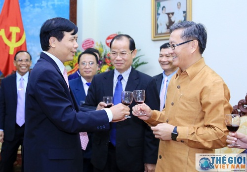 lanh dao bo ngoai giao chuc mung tet lao