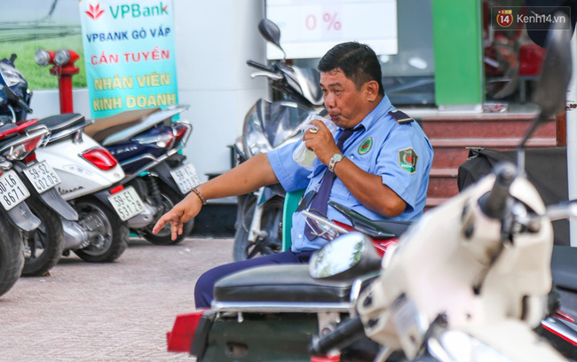 chum anh nguoi dan lao dong o sai gon vat lon duoi nang nong oi buc de muu sinh
