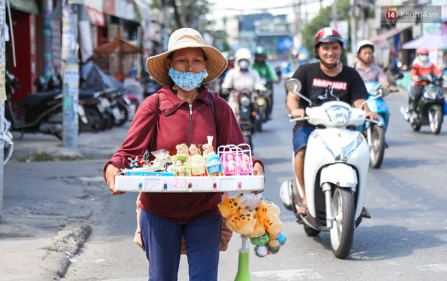 chum anh nguoi dan lao dong o sai gon vat lon duoi nang nong oi buc de muu sinh
