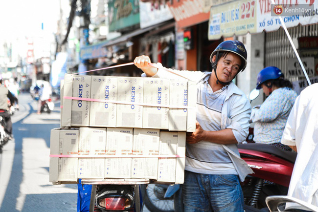 chum anh nguoi dan lao dong o sai gon vat lon duoi nang nong oi buc de muu sinh
