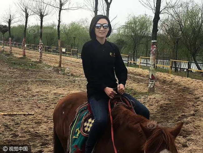 len mang ken chong nu giam doc tre dep khong quen yeu cau doi phuong dua tien dat coc truoc khi ket giao