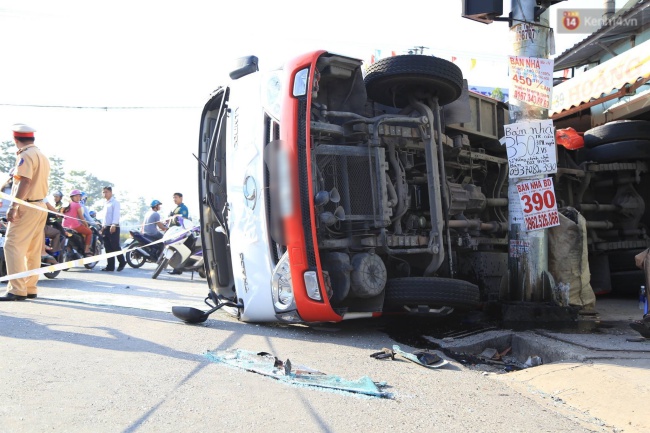 xe khach lat nghieng sau va cham voi container 11 nguoi bi thuong