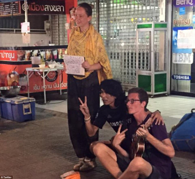 lan song du khach phuong tay toi cac nuoc chau a xin tien di du lich bi chi trich gay gat