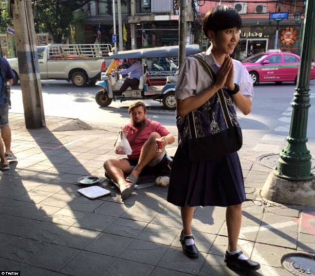 lan song du khach phuong tay toi cac nuoc chau a xin tien di du lich bi chi trich gay gat
