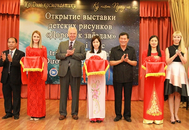 tre em viet nam sang tao ve vu tru qua nhung buc tranh