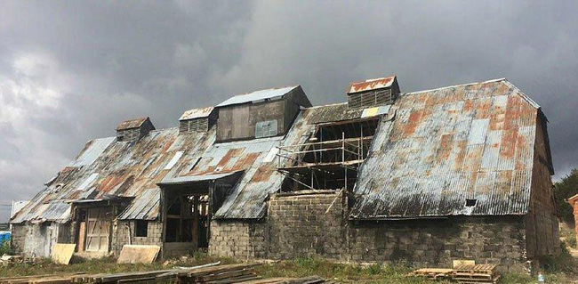 bo tien mua can nha kho cu nat tu the ky 17 nguoi dan ong da bien no thanh ngoi nha dep den ngo ngang