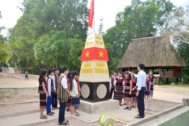 dua cot moc truong sa den voi hoc sinh dan toc mien nui