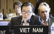 can bo ngoai giao viet lao buoc chi co tay tren dat an