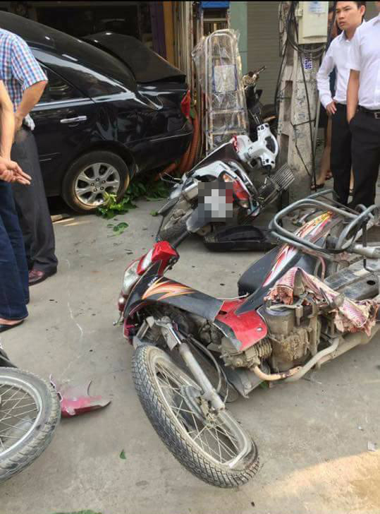 thanh hoa lui xe nhu ten ban o to ui do cay va hang loat xe may tren via he 1 co gai bi cuon vao gam