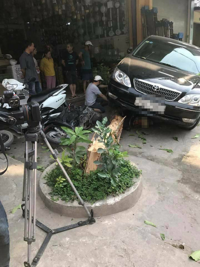 thanh hoa lui xe nhu ten ban o to ui do cay va hang loat xe may tren via he 1 co gai bi cuon vao gam