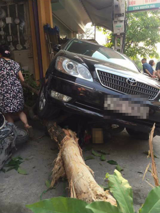 thanh hoa lui xe nhu ten ban o to ui do cay va hang loat xe may tren via he 1 co gai bi cuon vao gam